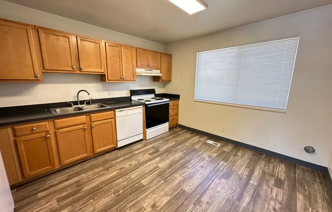 2 beds, 1 bath, 940 sqft, $1,295, Unit Unit 06