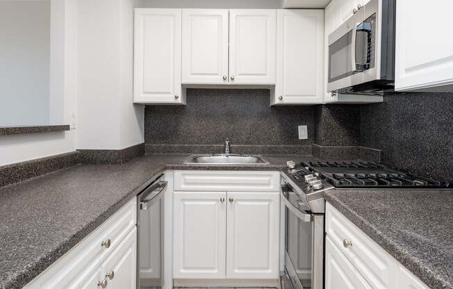 2 beds, 1 bath, 793 sqft, $3,600, Unit 18H