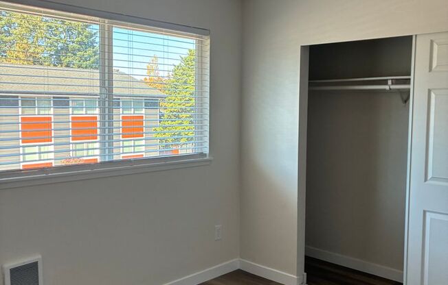 2 beds, 1 bath, 860 sqft, $1,699, Unit E-08