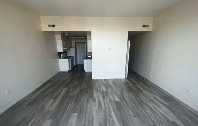 Studio, 1 bath, 400 sqft, $795, Unit 13