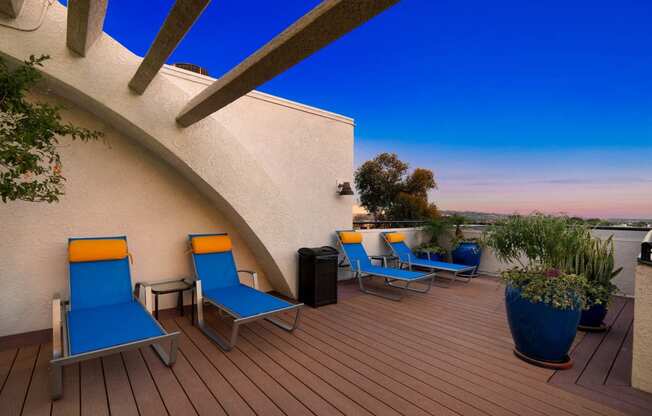 Sundeck 2 at Palm Royale Apartments, Los Angeles