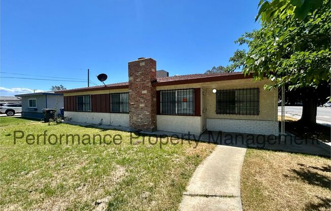 Cute 3 Bed/2 Bath Home in SE Bakersfield with No Deposit Option