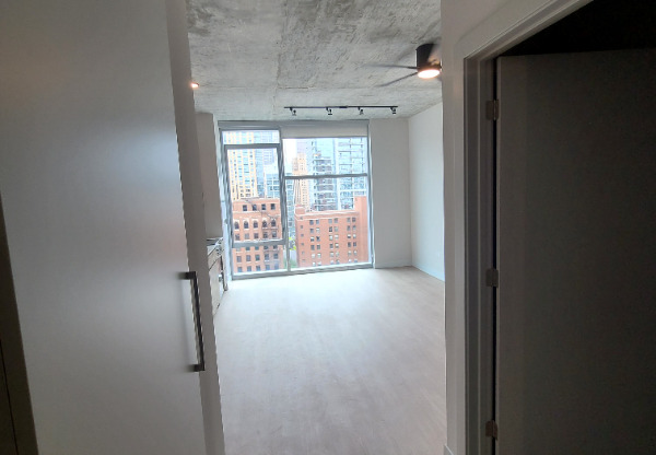 216 W CHICAGO AVE