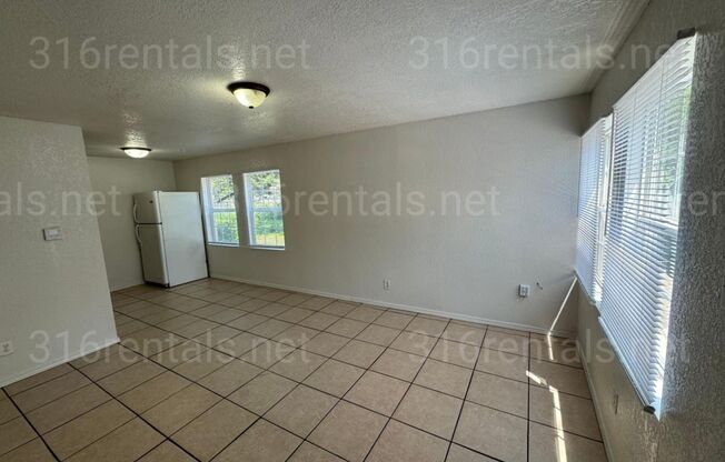 $725- 2 bed 1 bath bi-level apartment with detached 1 car garage!