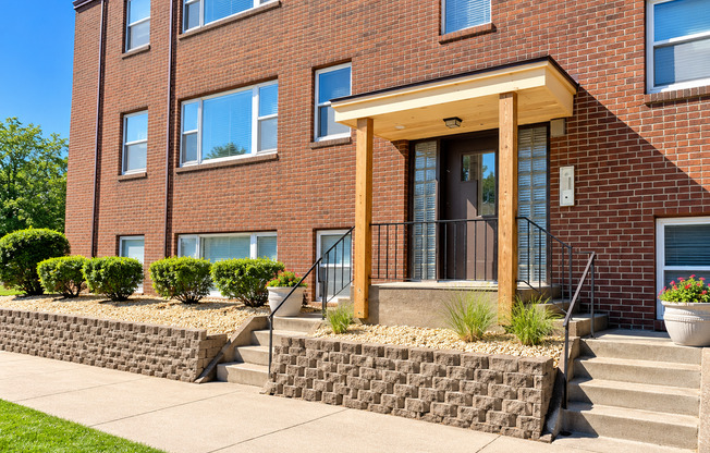 Spacious & Affordable Highland Park 1BR Near St. Kate’s — Only $1,049!