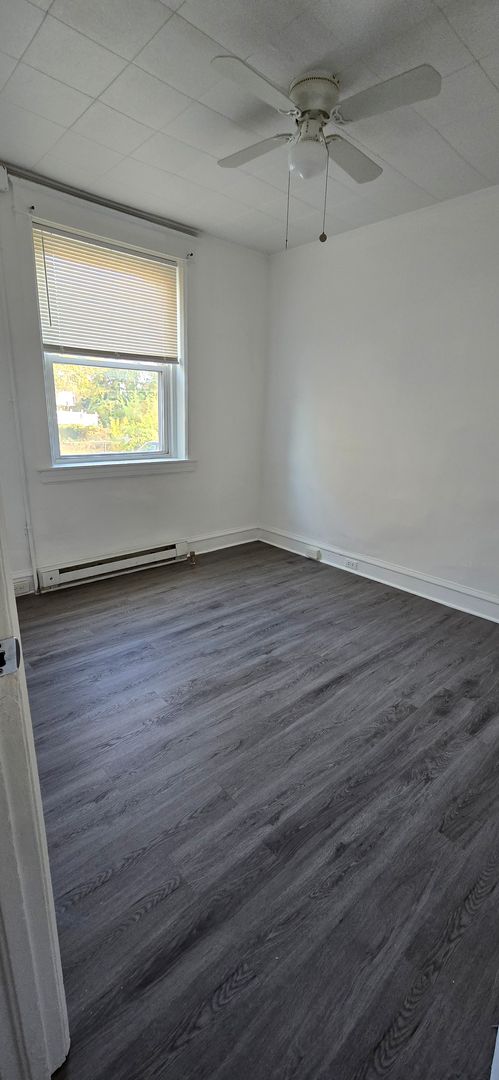 1 bed, 1 bath, $950, Unit Apt B