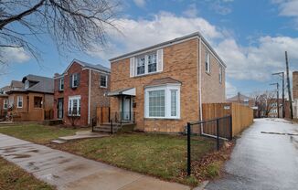 Charming 2 bdr, 2 bthr single family home in Belmont Cragin.