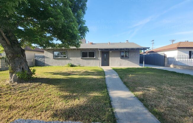 3 bedroom 2 Bathroom home in a great location near shopping centers.