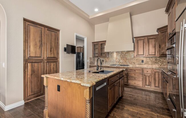 Luxurious 2 Bed, 2.5 Bath Home in Queen Creek with Unique Features & Outdoor Oasis!