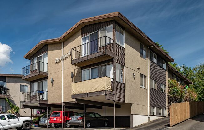 19) 8544 Phinney