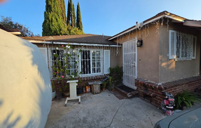 1318 W 119 ST