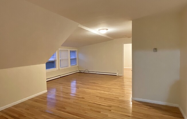 2 beds, 1 bath, $2,600, Unit 3