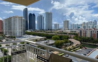 2/2 SUNNY ISLES