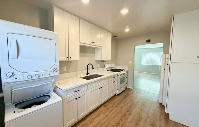 3 beds, 1 bath, 800 sqft, $2,550, Unit 1108