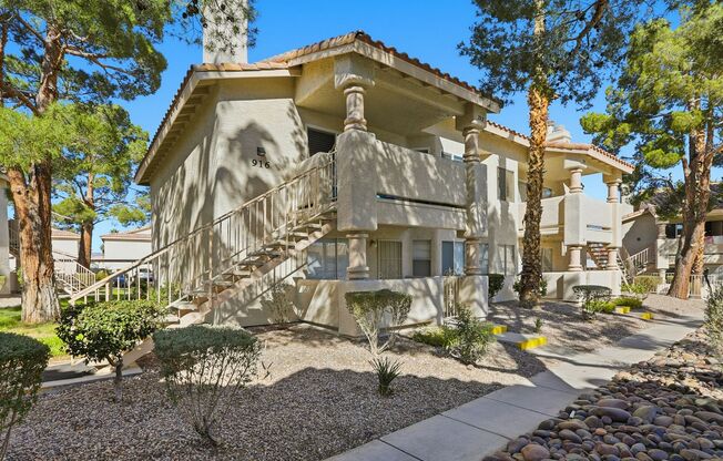 2 bed, 2 bath Condo Right outside of Summerlin!