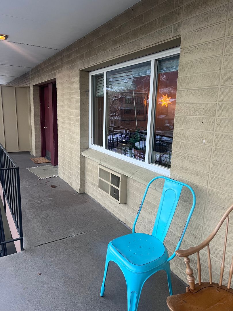 AMAZING LOCATION NEAR CAMPUS 2 Bed 1 Bath Condo