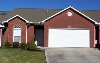 2 bed, 2 bath, 2 car garage, ranch style townhouse in N. Knoxville