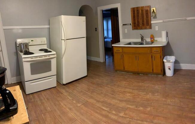 2 beds, 1 bath, 982 sqft, $1,100