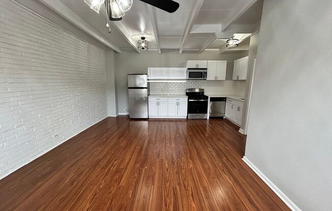 1 bed, 1 bath, 700 sqft, $1,275, Unit 216