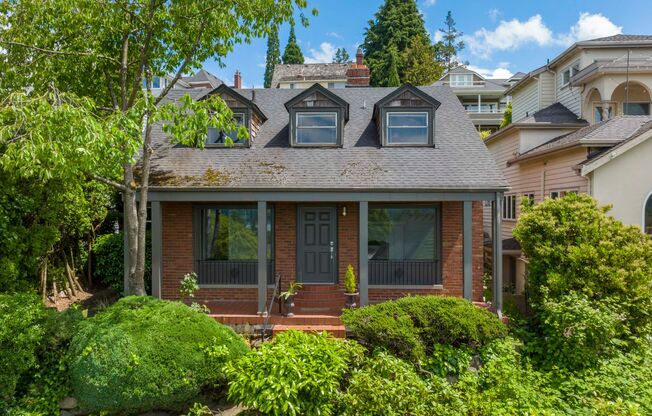 Historic Laurelhurst Home ~ Quiet Neighborhood~ Stunning Water View! 4 Mins to U Village/UW