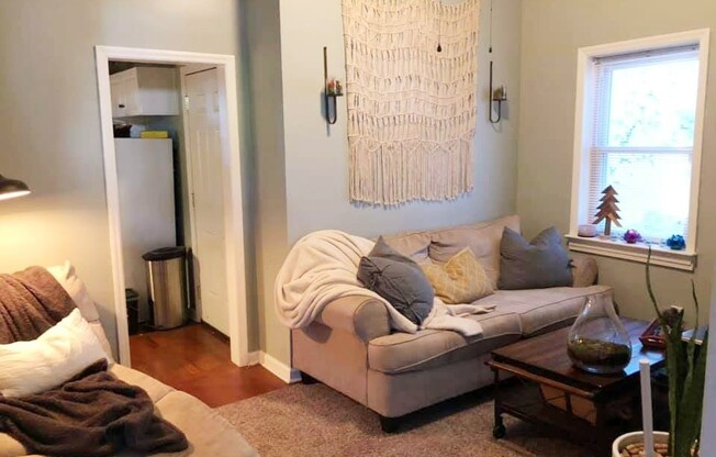 2 beds, 1 bath, $2,200, Unit Unit B - Down/Right