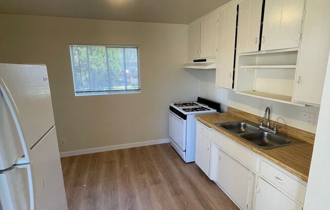 2 beds, 1 bath, 700 sqft, $2,049, Unit A