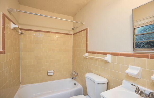 1 bed, 1 bath, 700 sqft, $950, Unit 1171 Woodland Ave #2