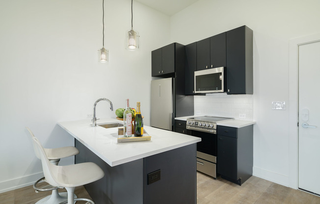 2 beds, 1 bath, 865 sqft, $1,899, Unit Unit 406