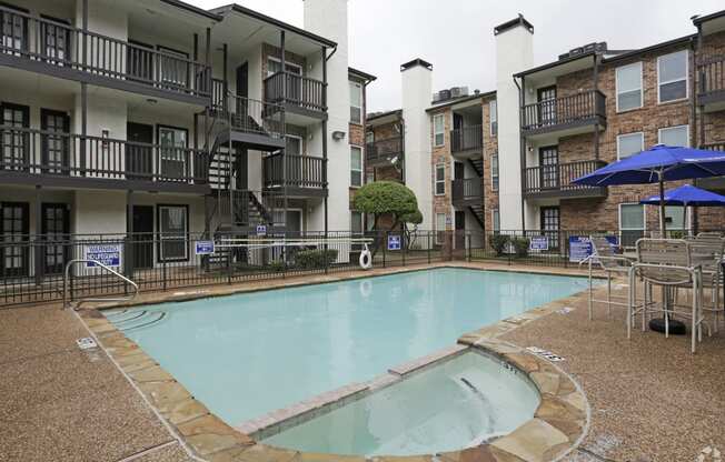 The Baxter Apartments pool and hot tub