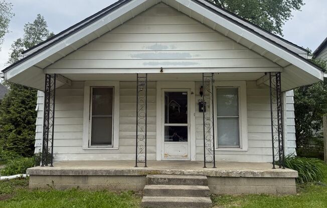 2 Bed 1 Bath - Off Street Parking/Washer Dryer Hook Up!