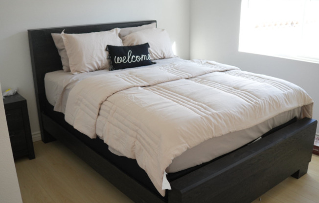 2511 1/2 W 77 ST