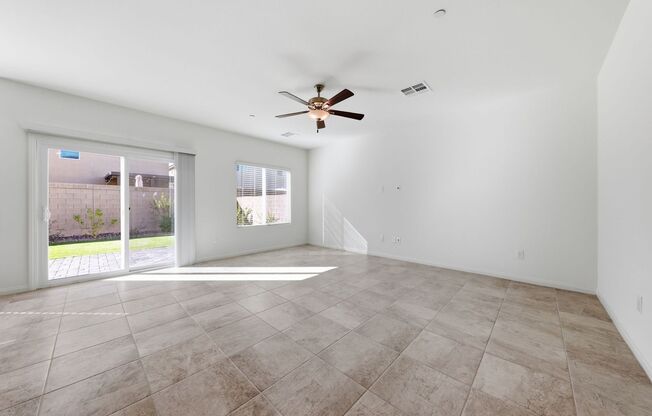 Spacious 5 Bedroom with Downstairs Guest Suite & Loft