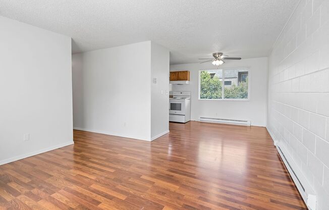 3 beds, 1 bath, 864 sqft, $1,995, Unit 17