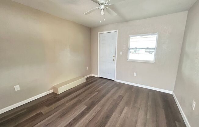 Updated 1 Bed 1 Bath Unit in Super Convenient Location!