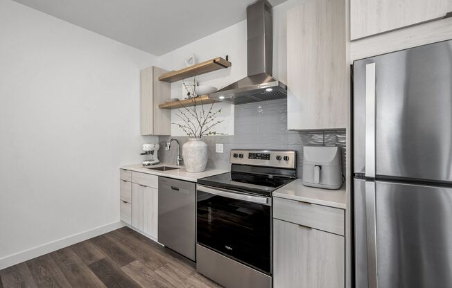 Studio, 1 bath, 382 sqft, $1,095, Unit 113