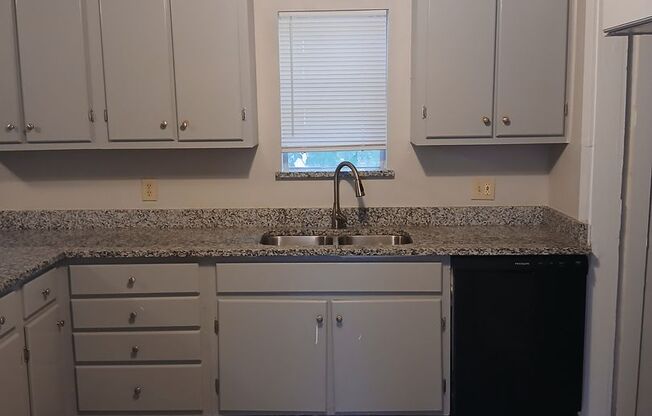6 Bedrooms, 2 Bathrooms Near 35 & W. Clarendon