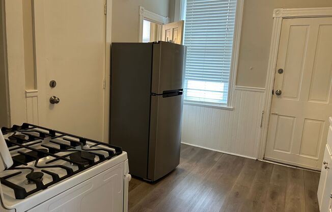 1 bed, 1 bath, $1,150, Unit 145 E. Vine St. Apt. 4