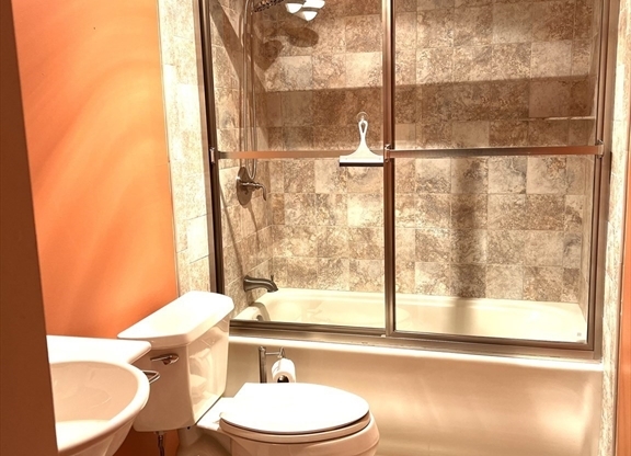 3 beds, 2 baths, 1,644 sqft, $3,800, Unit 711