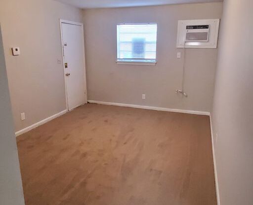 2 beds, 1 bath, $695, Unit A