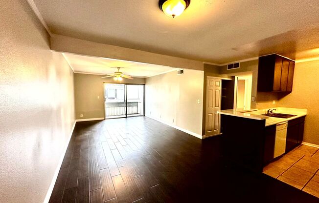 ***MOVE-IN SPECIAL 2 WEEKS FREE RENT***Spacious Renovated 2 bed +2 bath condo in Tarzana