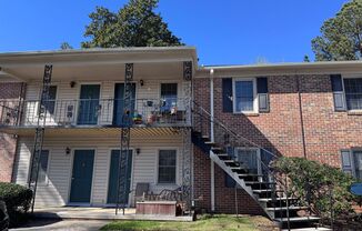 2 bedroom, 1 bath apartment in small complex on Hill Street! Walking distance to Normal Town, Downtown & UGA! Available August 2026