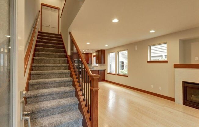 Stunning 3bd, 2.5ba Townhome Available in Great Neighborhood!