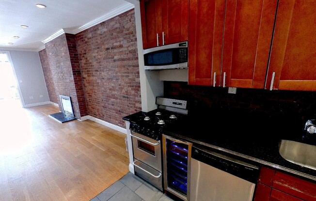 102 E 7TH ST