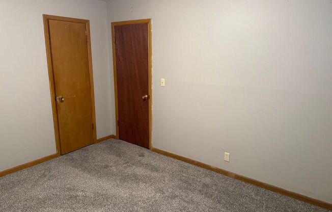 3 Bedrooms! 1 Car Garage! Close to Bass Pro! $995!