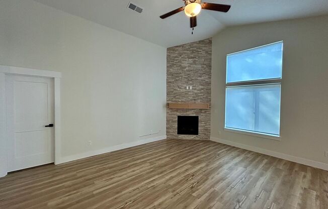 Four Bedroom Home with W/D Included- SE Salem