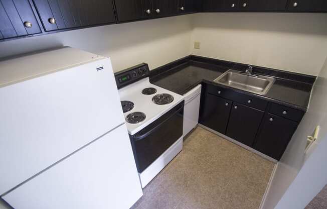 This is a picture of the kitchen in a 549 square foot 1 bedroom aprtment at Romaine Court Apartments in Cincinnati, OH.