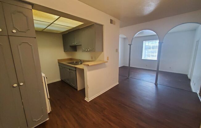 2 beds, 1 bath, $950, Unit Apartment