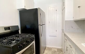 2 beds, 1 bath, 936 sqft, $2,800, Unit 2025 1/2