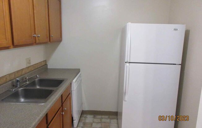 2 beds, 1 bath, $1,075, Unit 15621 - 03