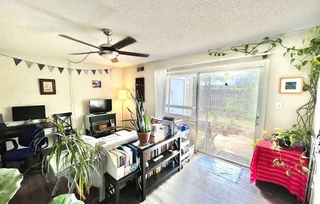 One Bedroom unit in Fourplex with Yard for Lease in Northeast Austin!